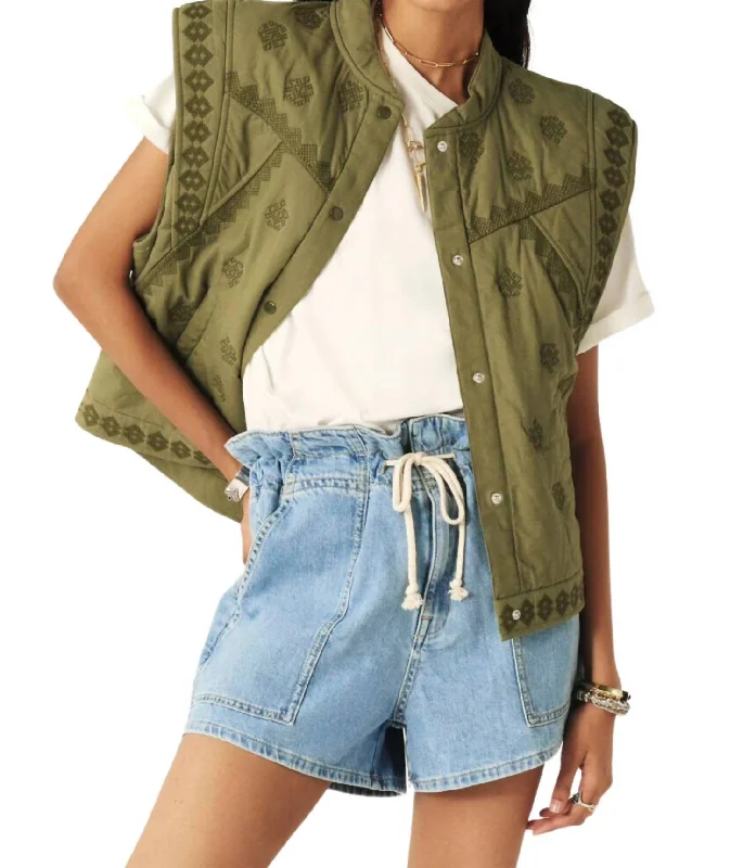 Mabo Shorts In Medium Wash Fashionable Women's Outfit